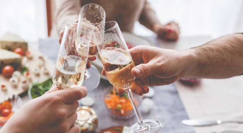 Álcool no fim do ano: como praticar moderação, cuidar da saúde e beber com consciência. Por Lara Natacci